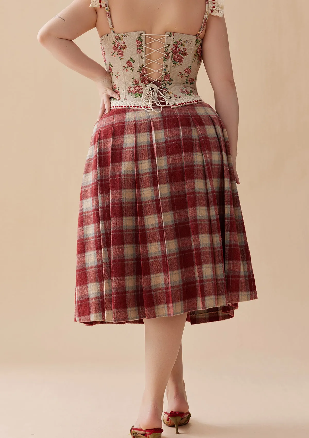 Curve & Plus Rosey Christmas Cottage Skirt